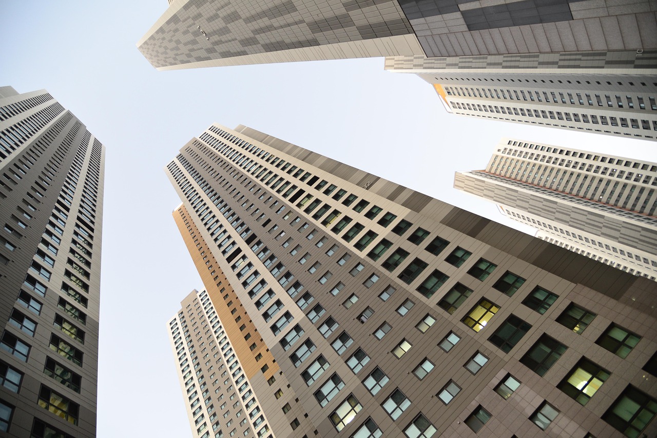 découvrez l'architecture microservices, une approche modulaire qui permet de développer des applications flexibles, évolutives et maintenables en divisant les fonctionnalités en services indépendants.