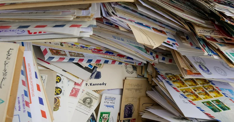 Où mettre l'adresse sur l'enveloppe et le timbre : la cohabitation parfaite